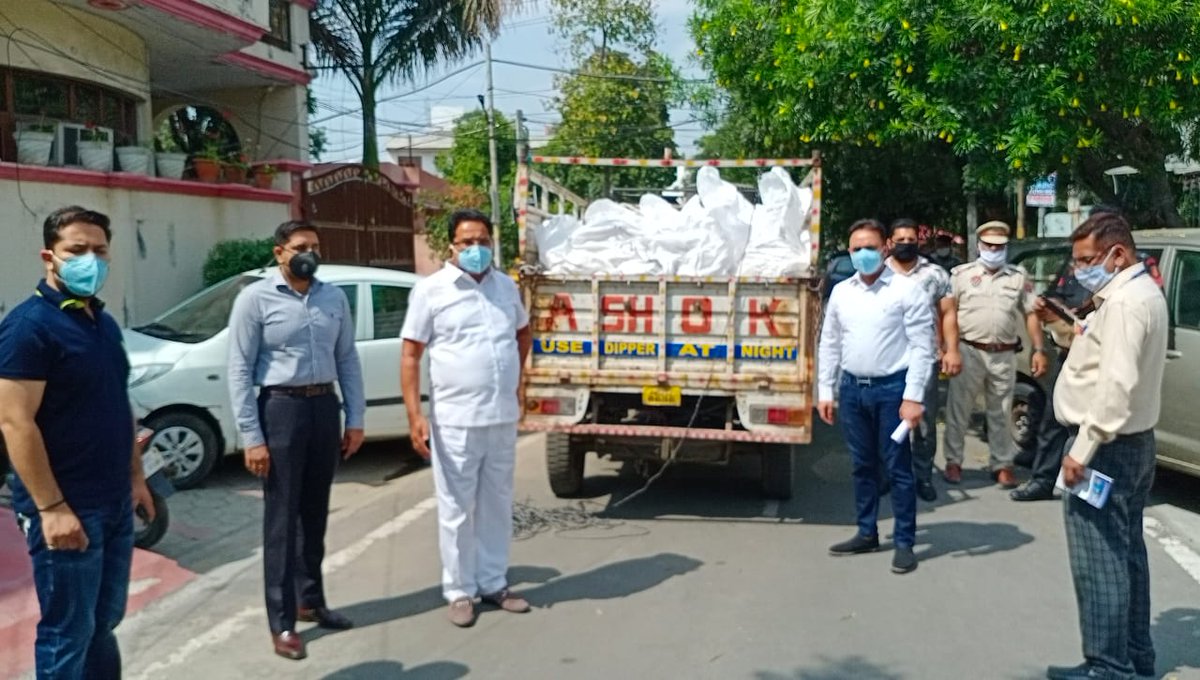 vikassoni1980's tweet photo. Sh.O.P Soni (cabinet minister,Punjab) and Councillor Vikas Soni sending eatable and other essential items for the Amritsar central constituency. https://t.co/Q3spUgx2cG
