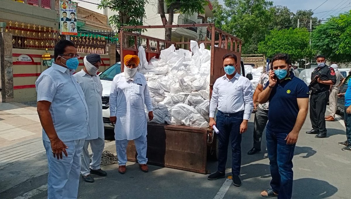 vikassoni1980's tweet photo. Sh.O.P Soni (cabinet minister,Punjab) and Councillor Vikas Soni sending eatable and other essential items for the Amritsar central constituency. https://t.co/Q3spUgx2cG