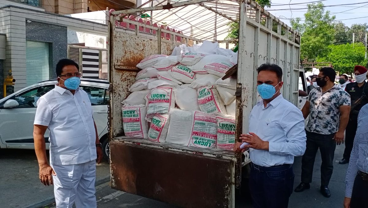 vikassoni1980's tweet photo. Sh.O.P Soni (cabinet minister,Punjab) and Councillor Vikas Soni sending eatable and other essential items for the Amritsar central constituency. https://t.co/Q3spUgx2cG
