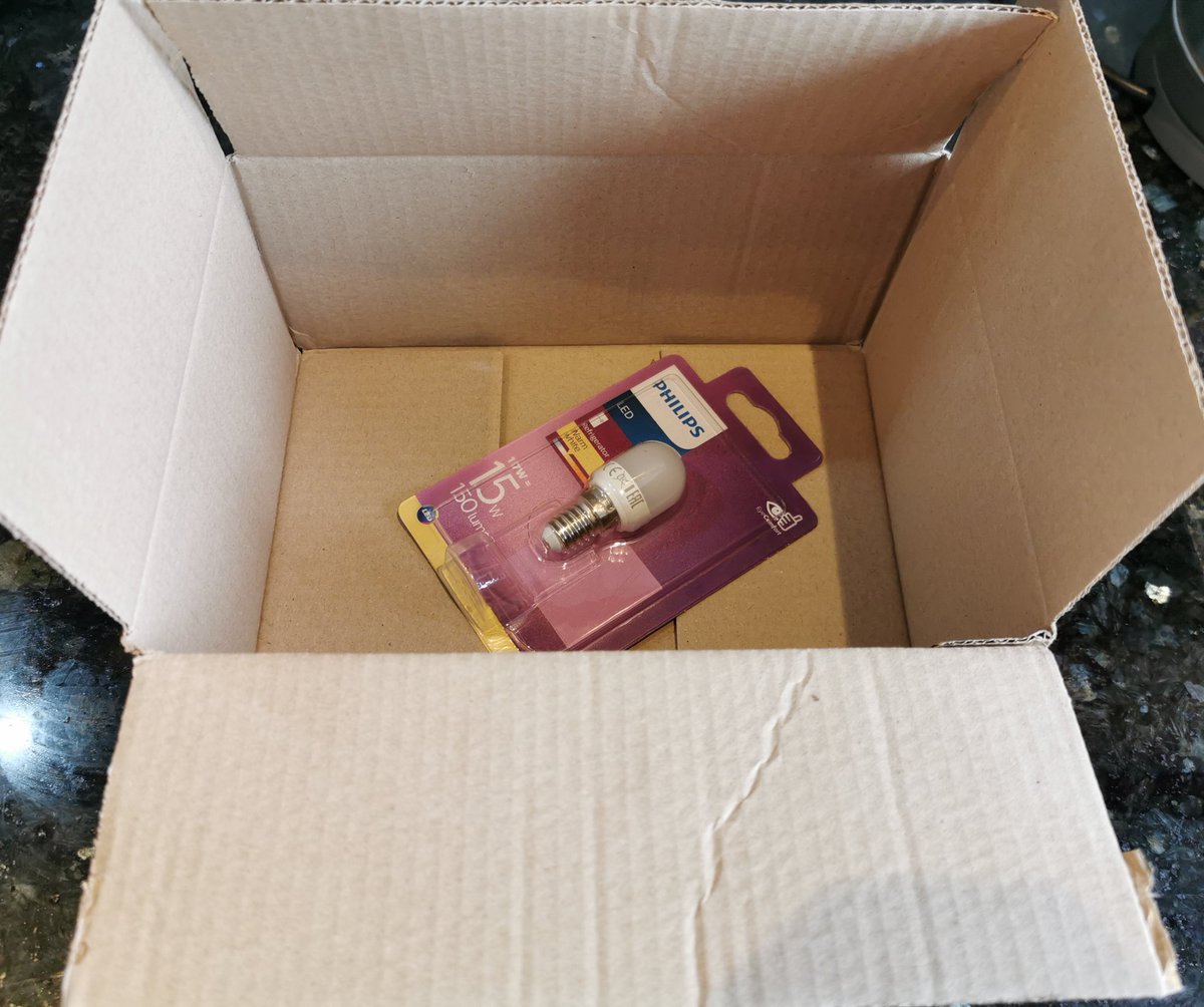 Mr_Hawkhead's tweet image. Really, @amazon, really? #boxtoosmall #amazonpackages #lockdowneffect