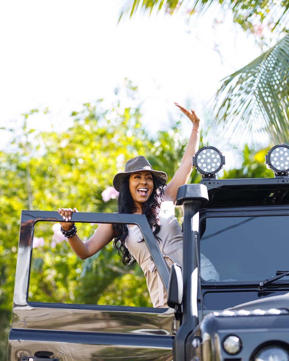 HAPPY BIRTHDAY to our beautiful @kerrymwh🎈 ⁣Keep on shining! ✨