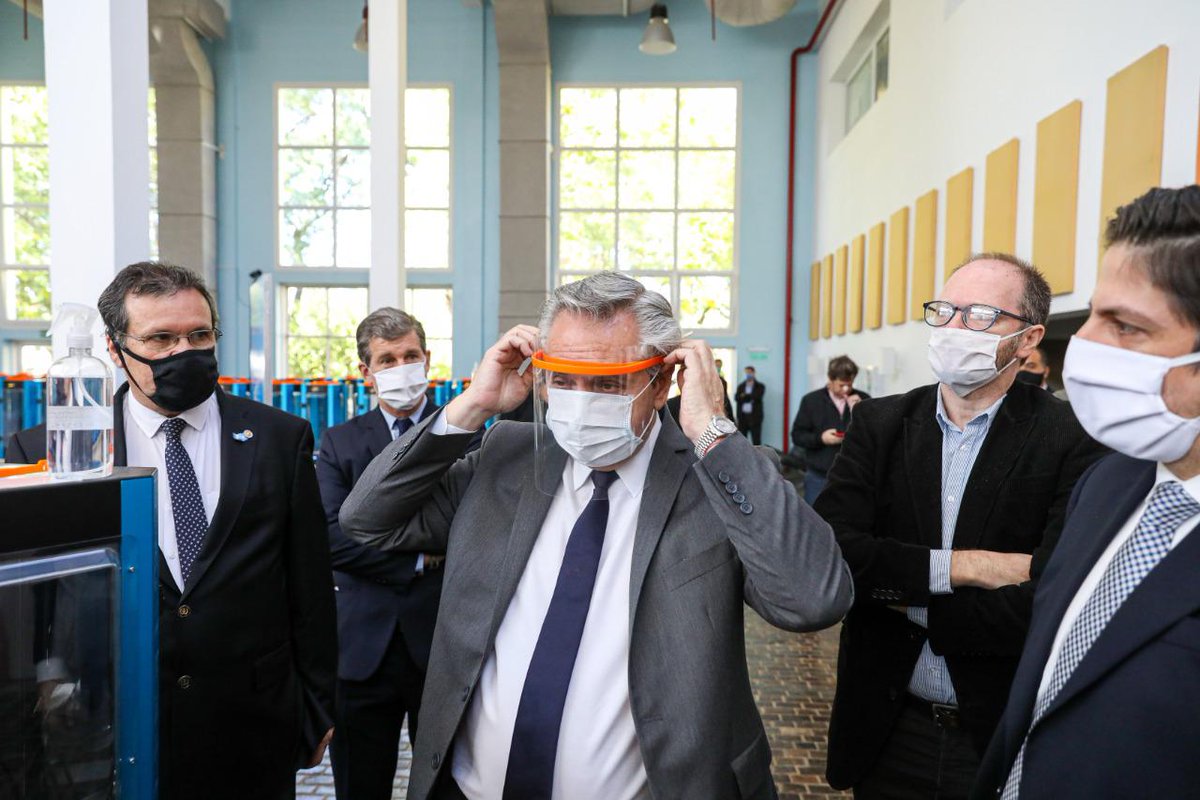 trottanico's tweet photo. El presidente @alferdez se acercó al predio de @EducarseAr  y @MuseoMalvinas para conocer #EDUCLAB donde 1000 impresoras 3D ya están produciendo vinchas para máscaras de protección que serán entregadas al personal de Salud y de las fuerzas de seguridad de todo el país. https://t.co/nwrZsN7UQ4