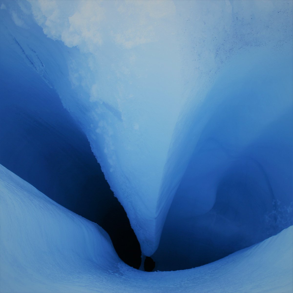Day 9/35 - Ice-Sheet AbyssHere& #39;s looking straight down into a mini-moulin. It has been eroding upstream, towards the right, sculpting the entrance.The preferential absorption of red wavelengths by ice makes the abyss appear increasingly deeper blue with depth.