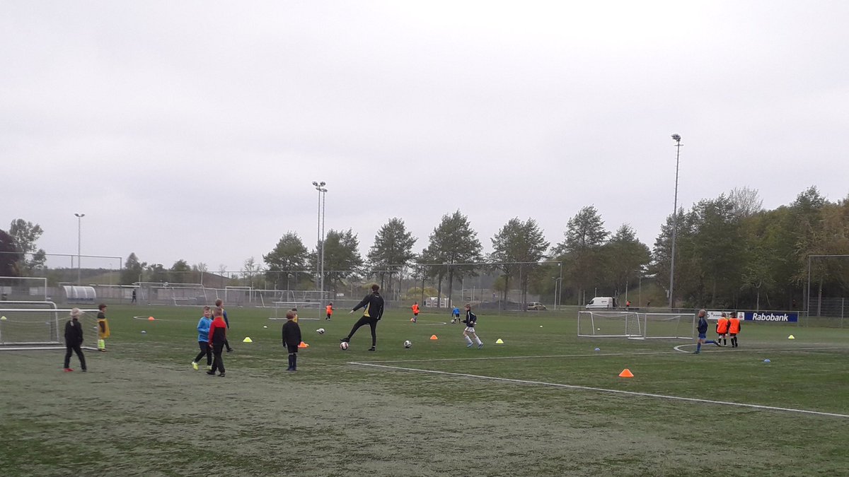 TreavanderMolen's tweet photo. De jongste jeugd weer aan het voetballen! Afspraken, protocollen #blijfgezond #samenvooruit #fcassen https://t.co/rED6aHKLJA