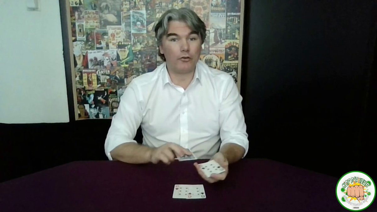 Magische kaarten – DE VALSSPELER 9 
Nou weten we al dat <a href="/DeValsspeler/">De Valsspeler</a> niet de eerste de beste goochelaar is, maar dat hij op magische wijze een kaart 3 kanten kan geven is toch wel grandioos. Bij deze kaarttruc is niets wat het lijkt. ow.ly/278O50zrTYW