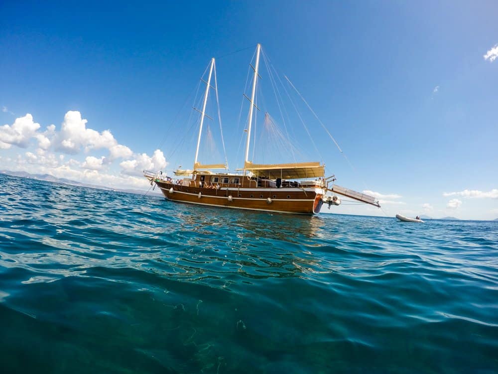 The sun is out, the fresh sea air is on my face, the birds chirping and the endless view of the Greek islands are in sight. Yes, I am about to tell you about one of the best things to do in Greece, and it all starts at a little island called Kos. fitlivinglifestyle.com/best-things-to…