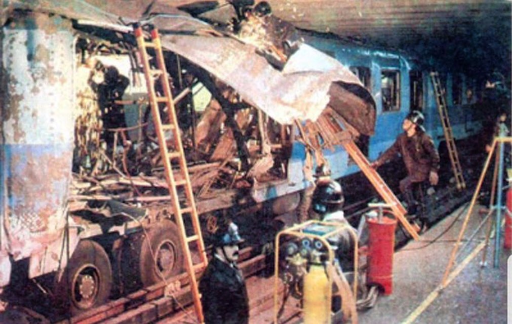 15feuerwehr's tweet photo. El 16 de junio de 1986 a las 06:56 am nuestra guardia nocturna acudió a atentado explosivo que afectó a vagón de metro en estación Tobalaba. Nuestros guardianes llegaron primero al lugar, dado que nuestro antiguo cuartel se ubicaba en El Bosque y Apoquindo. 🚒🇨🇱🇩🇪 https://t.co/alsRHTIbI3