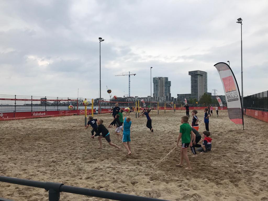 Wat heerlijk, weer van start! T/m 12 jaar waren vandaag de eersten. Locatie perfect voorbereid door <a href="/ivagroep/">IVA GROEP</a>! #beachvolleybal #rotterdamsport