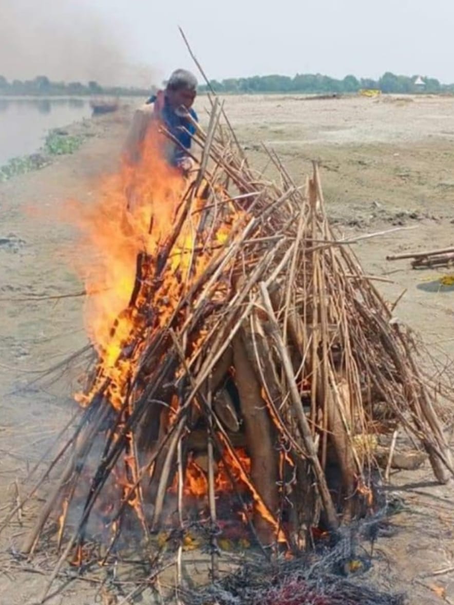 112UttarPradesh's tweet image. जिसका कोई नहीं उसका तो ...
#मथुरा:- 55 वर्षीय बुजुर्ग का निधन हो गया, एक दिव्यांग लड़की थी, चिता को कंधा देने वाला भी कोई नही था, #PRV4191 पर तैनात नितिन व रोहिताश्व ने बुजुर्ग का बेटा बनकर अंतिम संस्कार किया !
#KhakiOnDuty #DutyFirst #UPPolice