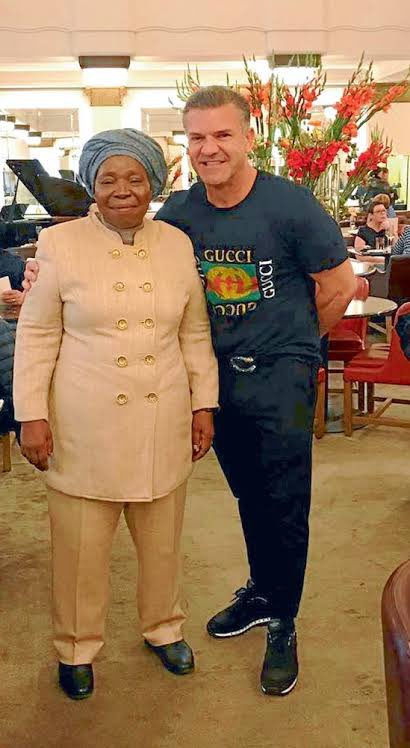 I know somebody who is going to be smiling all the way to the bank after his favourite minister shut down the  legal tobacco sales tonight 💵