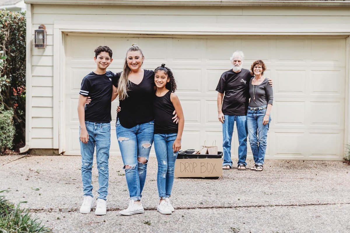 MJPhotographyS1's tweet photo. Missouri City  families knew how to follow #SocialDistanacing guidelines. #frontporchproject #dontstandsoclosetome #COVID19 #houstonstrong #houstontx #sugarlandtx @KPRC2 @KHOU @FOX26Houston @MJPhotographyS1 https://t.co/RvUk55pxgz