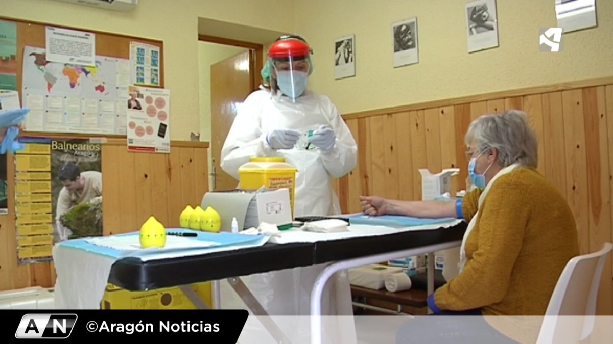 aragontv's tweet photo. Estos vecinos de #Almuniente, en #Huesca, participan en el estudio de seroprevalencia de @sanidadgob. Hoy han acudido al consultorio médico para hacerse los primeros análisis. Las familias se han seleccionado al azar.
Lo vemos ahora en #AN2 https://t.co/7NE1AJncYl