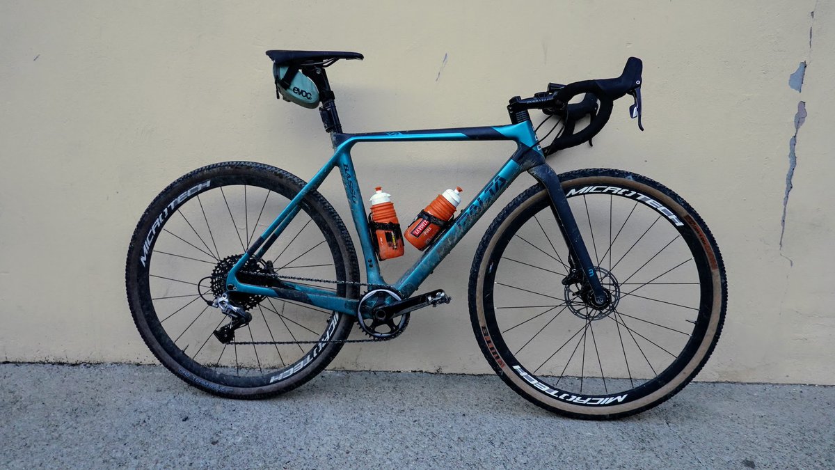 ccvolata's tweet photo. La edición V de #Geocentrum, consistió en 100km de #gravel (ehem, algunas pistas eran más de #btt) con 3.000m desnivel positivo acumulado, 2 barbacoas y bastantes litros de cerveza.
Aquí los retratos de las bicis y las caras de algunos participantes.
https://t.co/0aR62zwLOx https://t.co/iSny3XC7YC