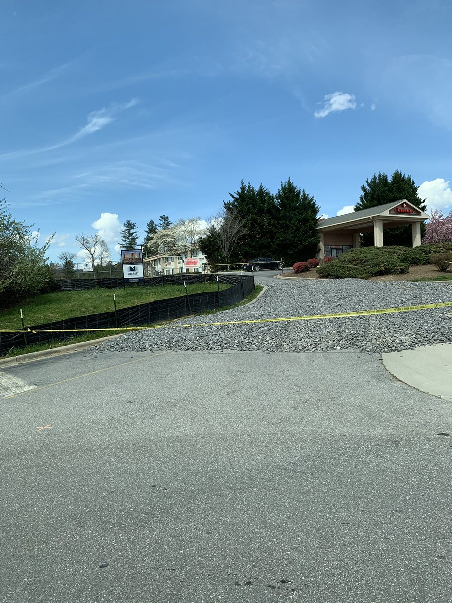 AndrewBrantley2's tweet photo. Slit fences and gravel are installed at construction sites to prevent silt and clay from getting into rainwater and running off of impervious surfaces. This soil pollution can then alter water chemistry of urban streams and damage urban ecosystems. #DavidsonUrbanEcology https://t.co/gu8wwVWWyL