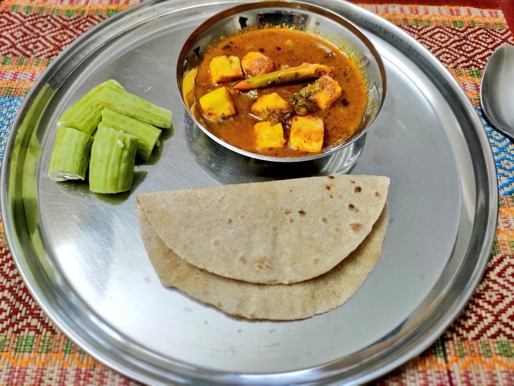 Sigh!! What a troublesome day. Anyway I'd prepared for today's meals ystdy so yes I still went ahead with them...Lunch was a simply fabulous (I surprised myself at how good it came out) Mattar - paneer and rotis.  #jogacooks