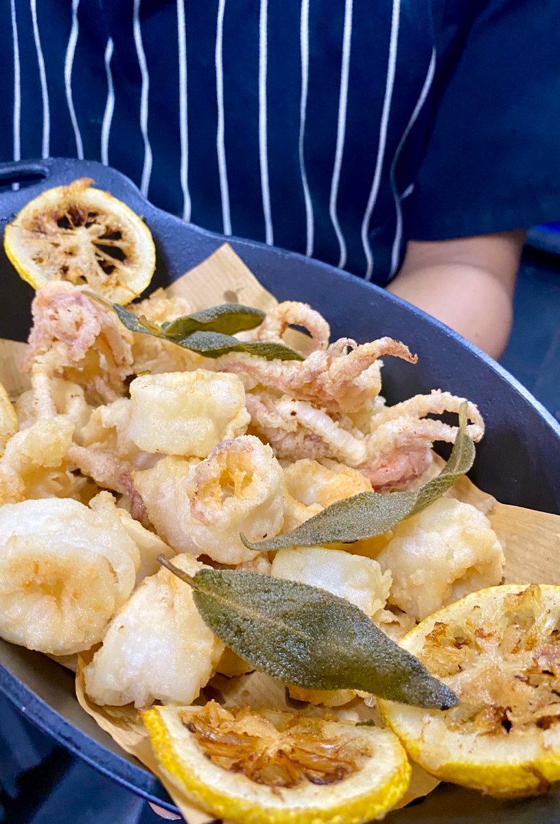 Your next Frittura of calamari &amp; prawns...add lemon wedges and sage. Gentle flour everything &amp; then fry as usual including the sage leaves and lemon wedges... and yes you eat the fried lemon slices and sage leaves 👌🏼❤️🦑🦐🍋🌿 #Frittura #Calamari #Prawns #Lemon #Sage #Flour