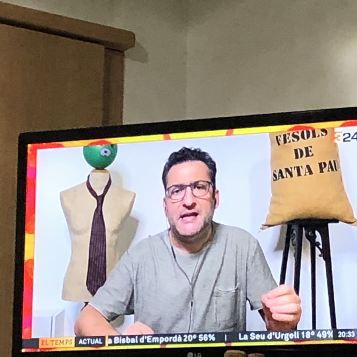 pepsantapau's tweet photo. Ara mateix en @soler_toni al programa @estapassanttv3. 
Visca la terra ✊✊.. https://t.co/72j2nUTsiw