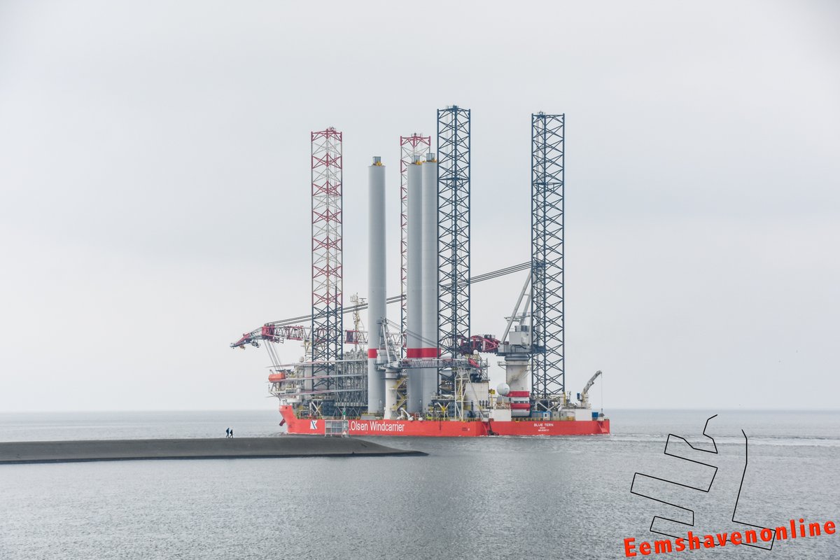 Kijkend naar het jack-up schip Blue Tern, die de #Eemshaven weer verlaat. De mensen op de pier lijken wel miniatuurpoppetjes bij de Blue Tern. Haven en mens in een mooi contrast. Met drie windturbines aan boord is het schip onderweg naar <a href="/TrianelBorkum2/">Trianel Windpark Borkum II</a>  eemshavenonline.nl/scheepvaart/bl…