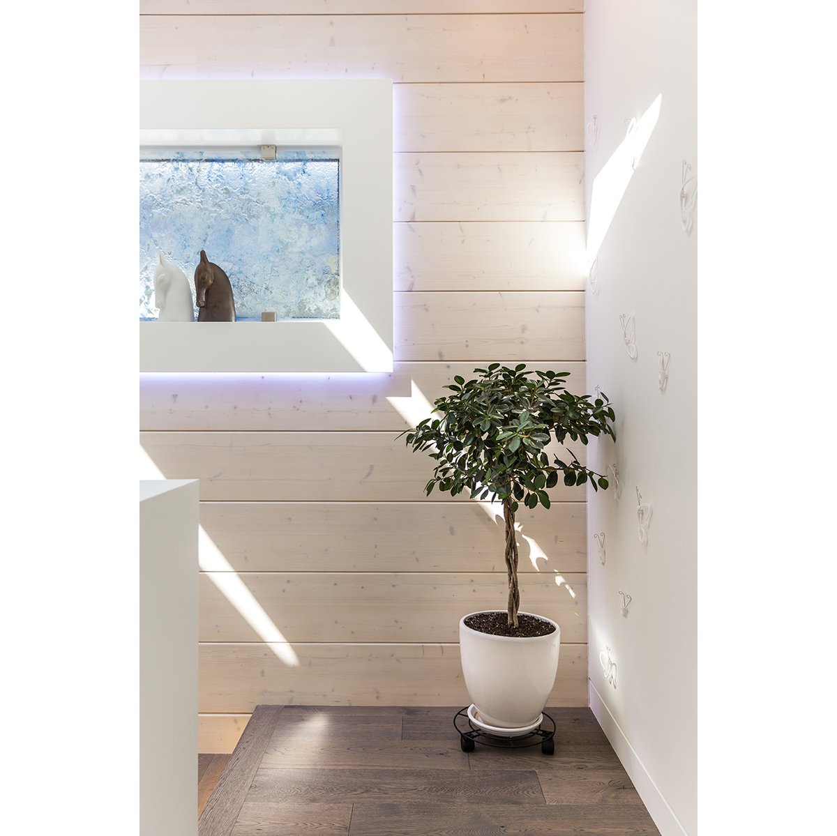 LukePotterPhoto's tweet photo. Continuing with my series of vignettes. I love the play of light on this landing. The use of engineered spruce wood from Northern Finland gives this home a beautiful look and feel both inside and out. Cheers. #vignettes #VignettesDoneWell #interphotography https://t.co/Fb91muC6X2