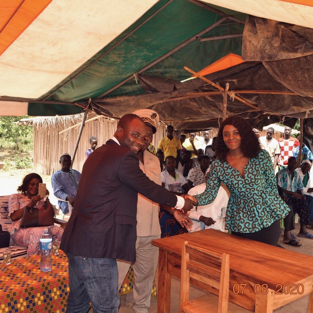 fdtkhouadiani's tweet image. En décembre 2019, Vanessa Khouadiani lançait une campagne de parrainage afin de financer des bancs scolaires d’une petite école d’un village dans l’Ouest de la Côte d’Ivoire. Les bancs ont été livrés dans une petite école qui comprend deux classes de cp1 &amp;amp; cp2 au sein du village.