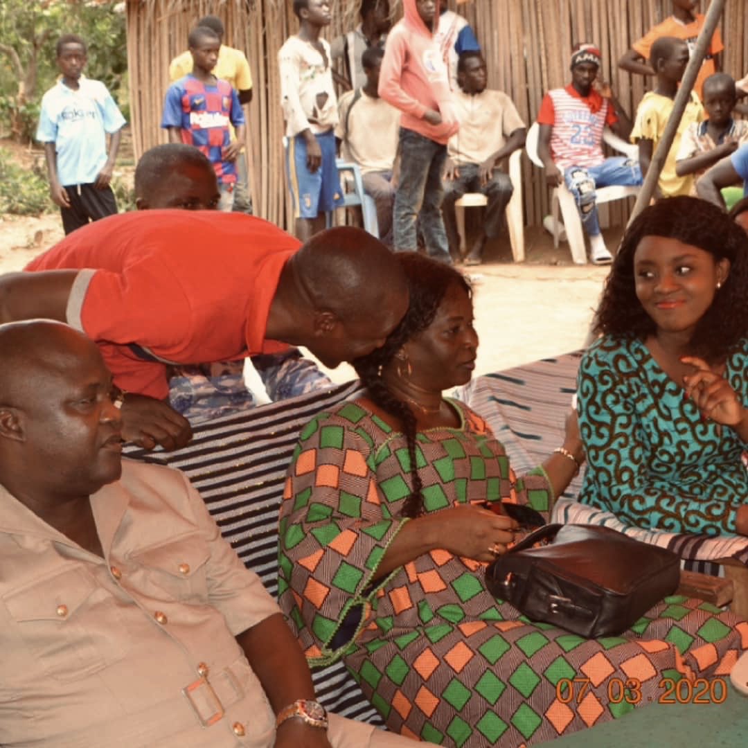 fdtkhouadiani's tweet image. En décembre 2019, Vanessa Khouadiani lançait une campagne de parrainage afin de financer des bancs scolaires d’une petite école d’un village dans l’Ouest de la Côte d’Ivoire. Les bancs ont été livrés dans une petite école qui comprend deux classes de cp1 &amp;amp; cp2 au sein du village.