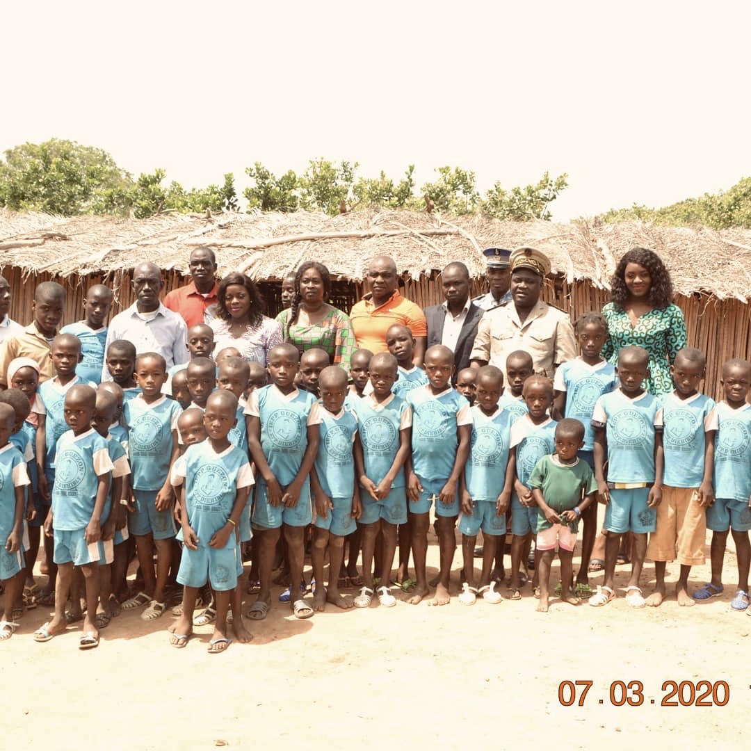 fdtkhouadiani's tweet image. En décembre 2019, Vanessa Khouadiani lançait une campagne de parrainage afin de financer des bancs scolaires d’une petite école d’un village dans l’Ouest de la Côte d’Ivoire. Les bancs ont été livrés dans une petite école qui comprend deux classes de cp1 &amp;amp; cp2 au sein du village.