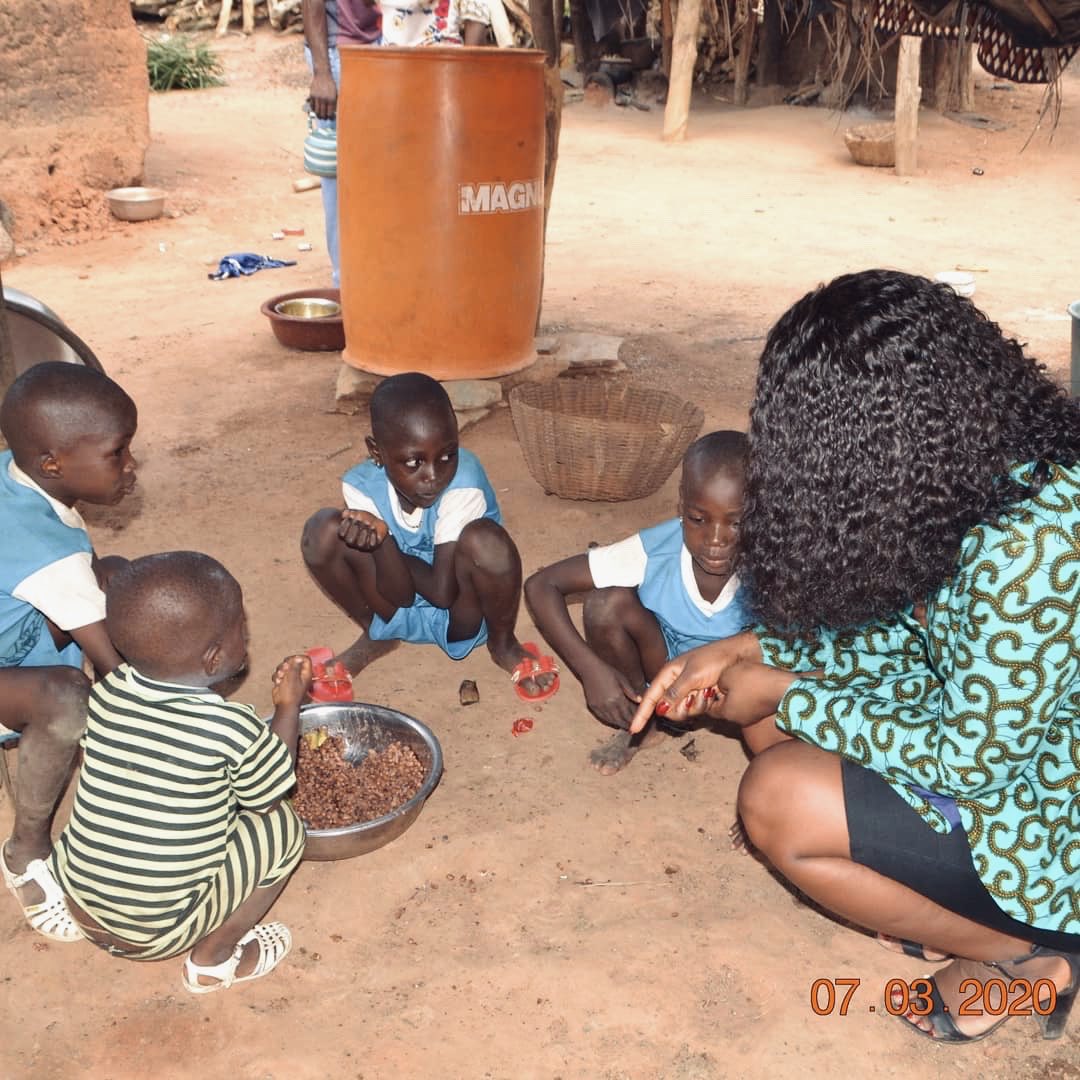 fdtkhouadiani's tweet image. En décembre 2019, Vanessa Khouadiani lançait une campagne de parrainage afin de financer des bancs scolaires d’une petite école d’un village dans l’Ouest de la Côte d’Ivoire. Les bancs ont été livrés dans une petite école qui comprend deux classes de cp1 &amp;amp; cp2 au sein du village.