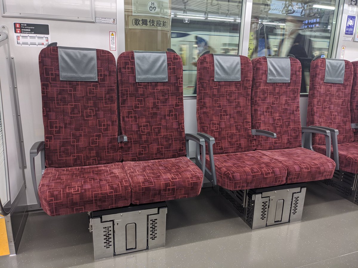 Bto 日比谷線の座席が変わってる ソーシャルディスタンス対策かな