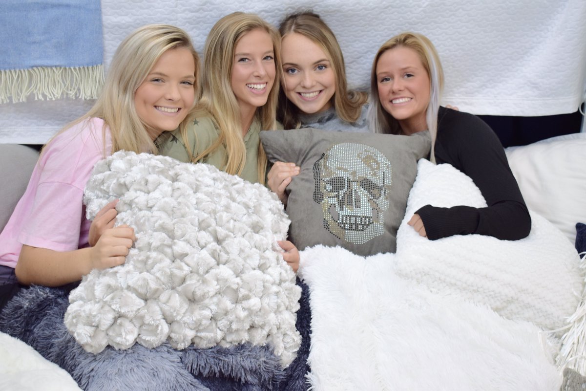 _DormDecor's tweet photo. Add a little something extra to your bed with our collection of decorative throw pillows! 🌟 #dormdecor
https://t.co/rRliNmOFFO https://t.co/RoMYucTx6L