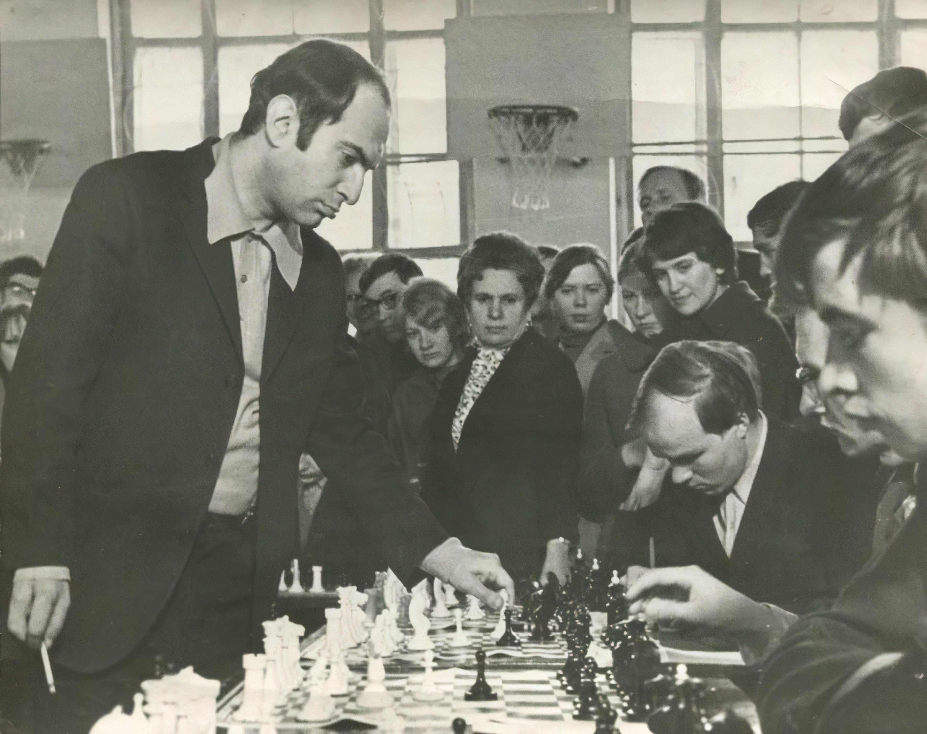 Olimpiu Di Luppi on X: A legendary chess grandmaster walks into a Siberian  school gym with a cigarette in his right hand and proceeds to demolish the  stronger players in the city