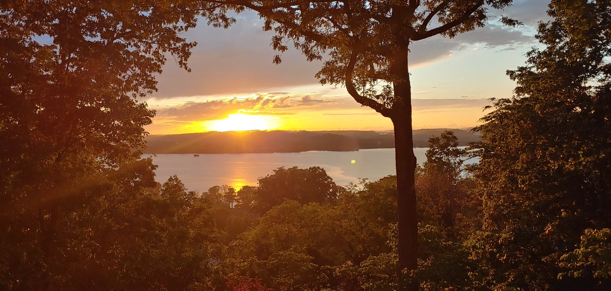 In my hometown for a quick and unfortunate visit. No matter the distance, tell your people you love them!  And know that they are always around! Sunsets like this always remind me they are always with us! #lakeguntersville #sunset #holdontowhoyoulove