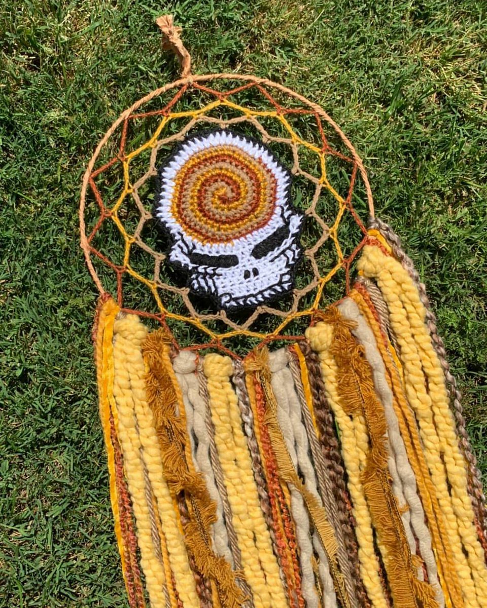 _KnottyHooker's tweet photo. Dreamcatcher collab between earthlywrappings &amp; I. 
I made the stealie mandalas &amp; she added the hoop &amp; textured yarn to the bottom 💫
#gratefuldeadart #dreamcatcher #fiberartist #fiberart #handmade #ooak #smallbuisness https://t.co/NHrXjcj0BZ