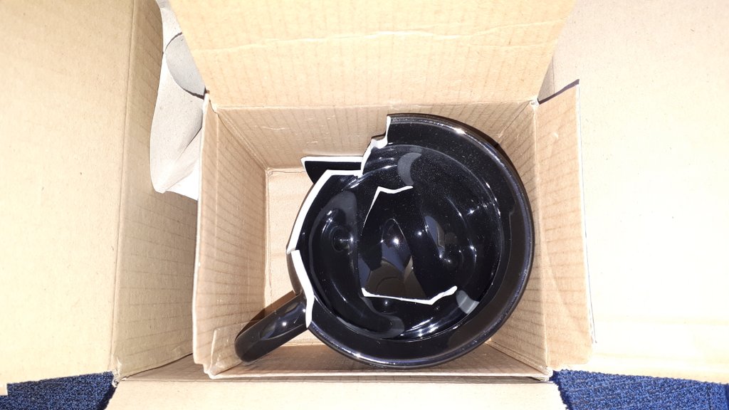 Stacy_Twilight's tweet image. А, да, а ещё я не рассказала про эпик фейл с заказом чашки с @AmazonUK 😤🤬
Вот так она ко мне приехала: никакой вам пленки-пупырки или пенопласта. Просто коробка в коробке, немного уплотненная бумагой 👇👇👇
#ordinarylife_stacy_twilight #wtfamazon