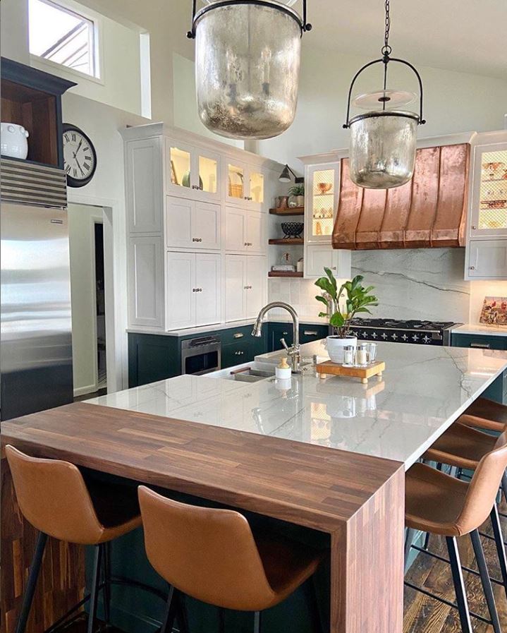A demure AGA Elise sits beneath a hammered copper hood. There’s much to love about this kitchen—what catches your eye? Photo credit: @madflydesign

#aga #kitchendesign #interiordesign #kitchen #kitchengoals #interiordesigner #kitchendesigner #kitchenisland #copperhood #appliances