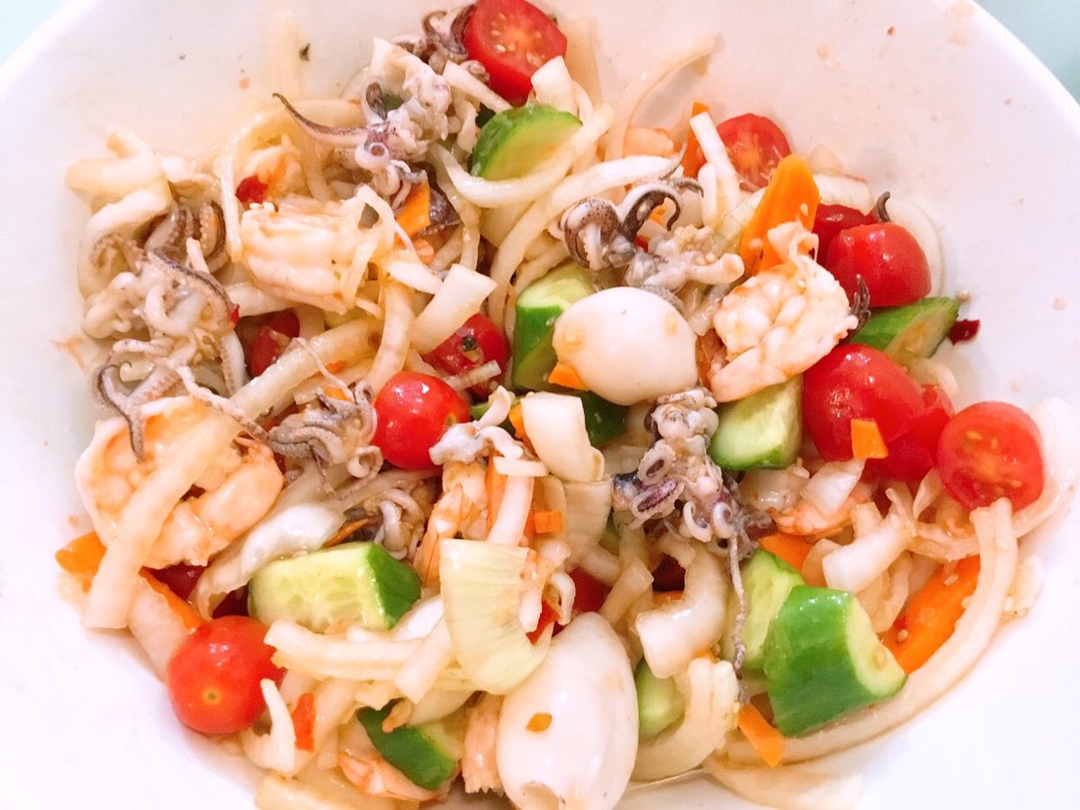joyce92110's tweet photo. seafood salad  
Ingredients: cucumber, tomato, onion, carrot (washed and cut to size), shrimp, cuttlefish (dried after being cooked in ice water)  Sauce: lemon juice, chili sauce, fish sauce, minced garlic, chili, sugar

#涼拌海鮮 #涼拌 #海鮮 #墨魚 #小菜 #蕃茄   #食物 #海鮮沙拉 https://t.co/L0IczEPGXC