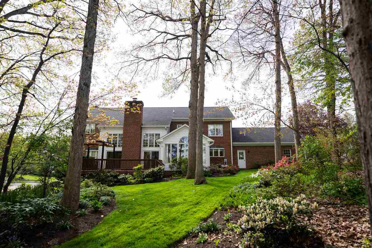 Perfect #backyard!  This house has just been listed #forsale in #Harrisonburgva and adjoins the golf course.  Spectacular foyer with curved staircase and marble floors.  Perfect for entertaining! 
funkhousergroup.com/listing/603101…