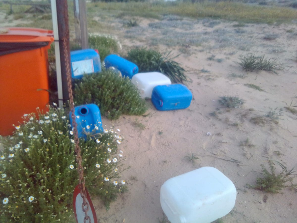 MrJuanjoFdz's tweet photo. ABRO HILO: Después de que Zahara de los Atunes fuese Noticia por la desinfección con lejia de sus Playas. Quiero DENUNCIAR que en Cádiz Capital, concretamente en la Playa de Cortadura se está vertiendo Hipoclorito de Sodio, de manera continuada @ecologistas @Greenpeace https://t.co/t04NdZnFhD