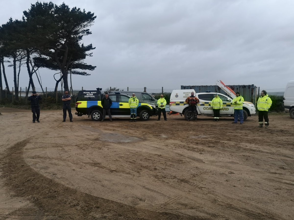 Bidefordcrt's tweet image. Paged to suspected ordinance near Instow after sending photos off to our Ops room we were joined by @FleetDivingSqn who confirmed that the item was not dangerous and was removed from the beach to prevent further calls.

#think999coastguard
#bombfrog🐸