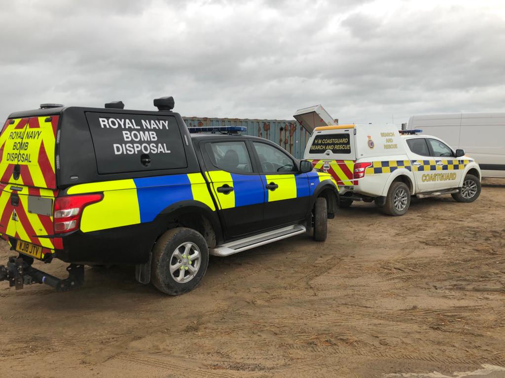 Paged to suspected ordinance near Instow after sending photos off to our Ops room we were joined by @FleetDivingSqn who confirmed that the item was not dangerous and was removed from the beach to prevent further calls.

#think999coastguard
#bombfrog🐸