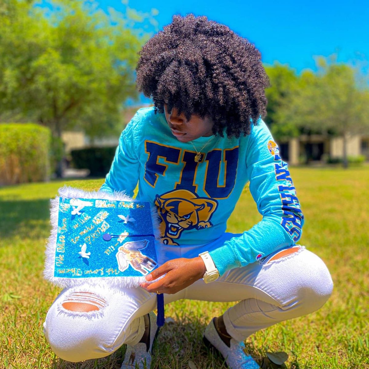 deesooolive's tweet image. Daddy🤴🏾🕊️we racked 2️⃣degrees. We got 1️⃣ more to go👩🏾‍🎓.