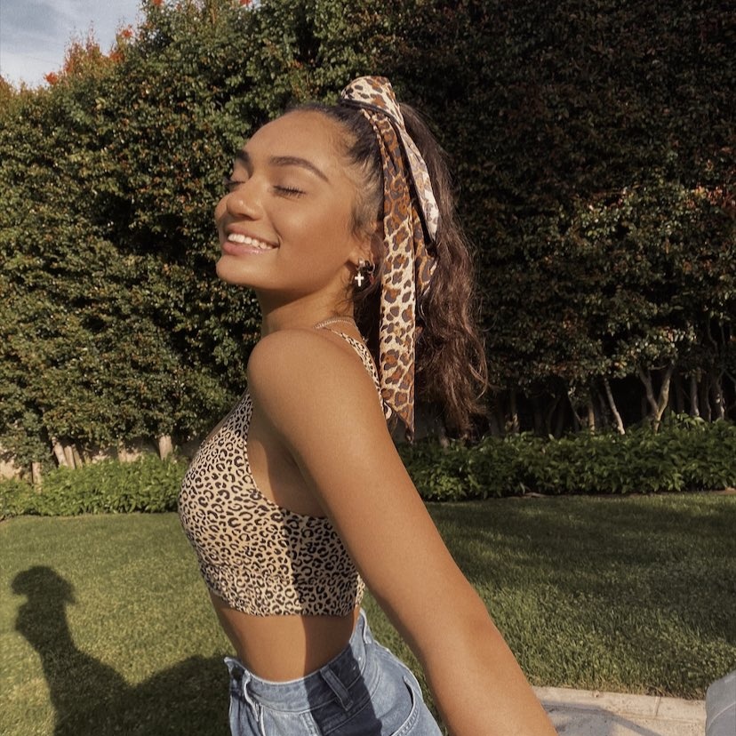 Yasmina angele горячие. Rax чей бренд. Rax logo. Фотосессия с крыльями. Rax logo.