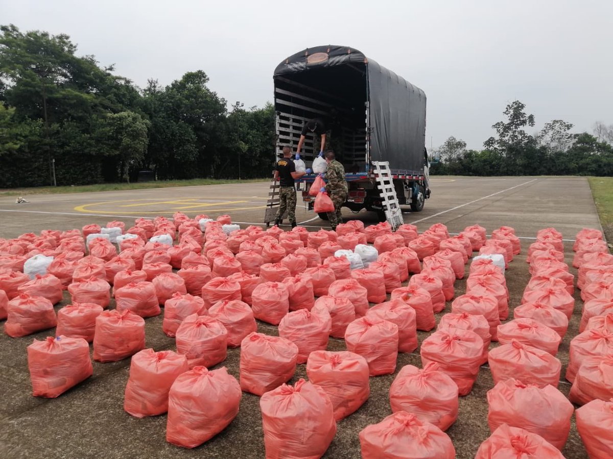 ftc_omega's tweet photo. En #VistaHermosa, #Meta, nuestro Comando Específico del Oriente, transportó #AyudaHumanitaria de la Parroquia San Juan Bosco; para brindar asistencia a las familias más vulnerables de la zona rural de este municipio, tras la emergencia sanitaria por el #COVID19.
#BATOT6 https://t.co/1No5InmfEg