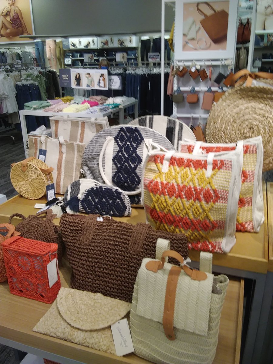 Emmanue47966938's tweet photo. Looking for A New purse, We can help you at #T1125 #purses #newpurses #Targetsyle #Target #Accessories #giftideas #gifts https://t.co/jXLSv2Oz0c