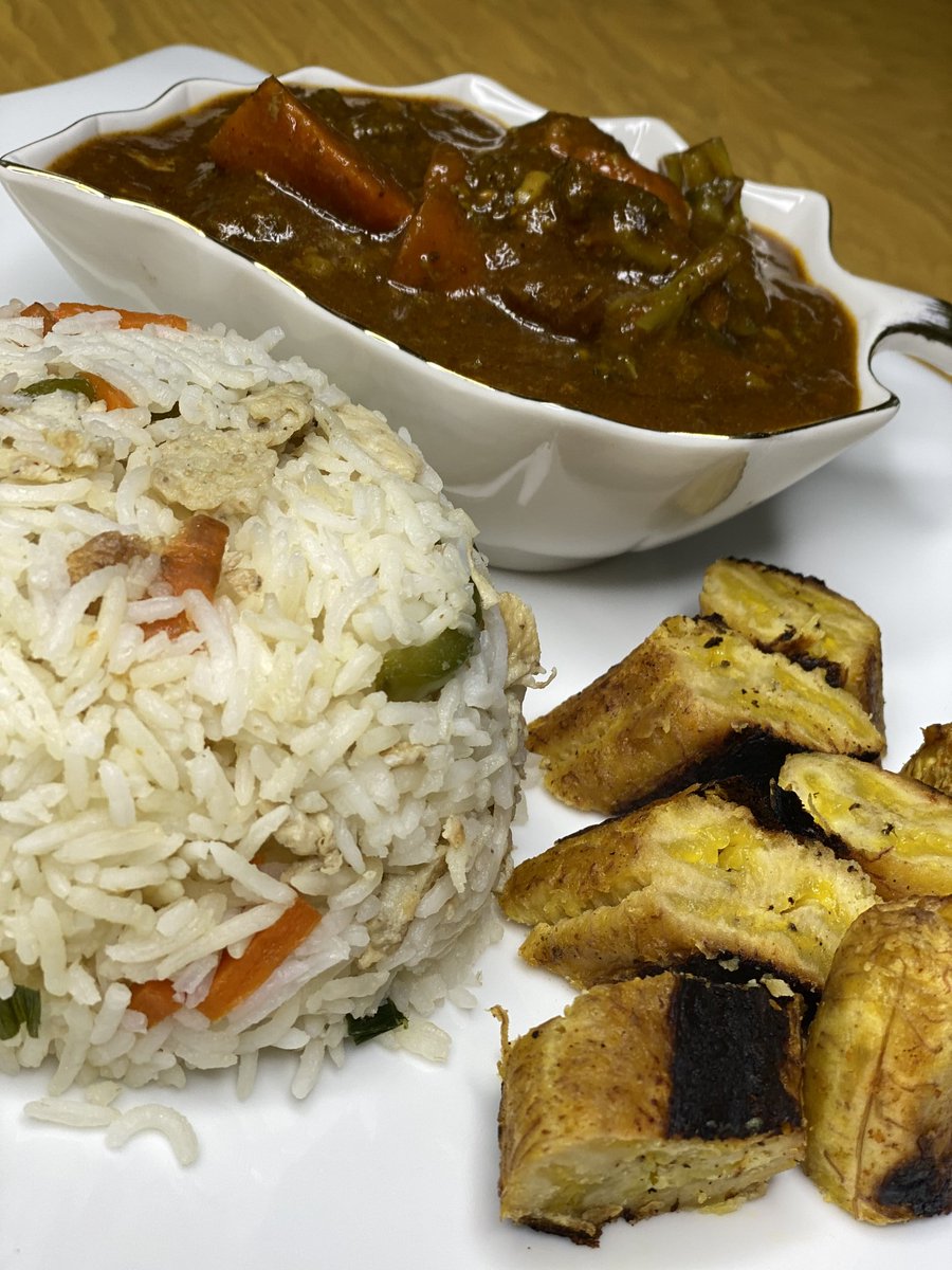 Day 4: toast, sausages & fried eggs for SahurSpecial white rice with chicken gravy, grilled plantain & catfish pepper soupDrink: sparkling cucumber juice