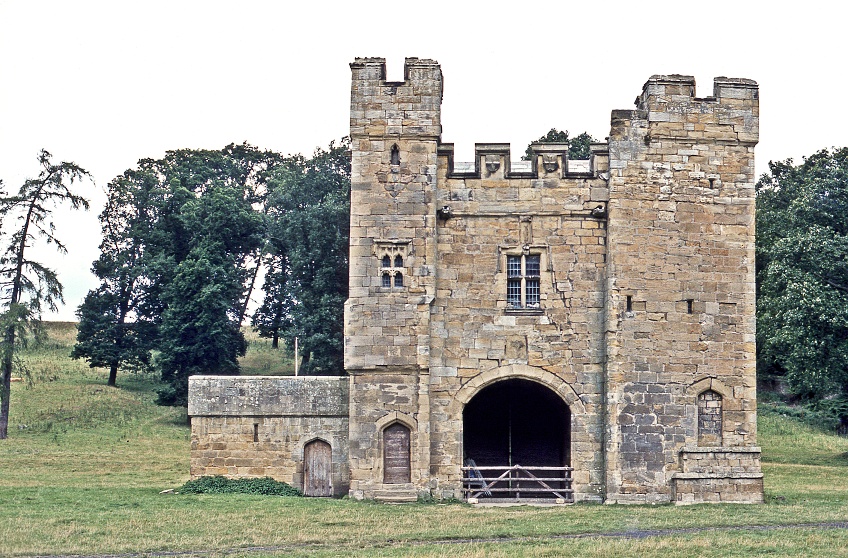 ok got St John Hope's plan: and it's a beaut! Alnwick Abbey was a Premonst house founded 1147, came in £189 net so got the chop in 1536, weirdly was then refounded to of course exit in 1539. Only the gatehouse remains, the plan is weakly marked out on the ground which is helpful.