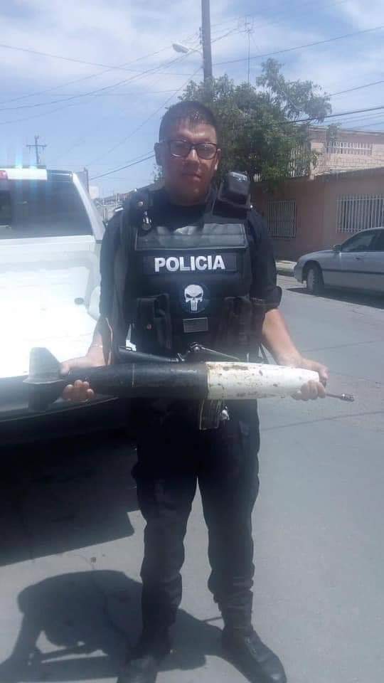 ViejoFeo_'s tweet photo. Hicieron un canjeo de armas en ciudad Juárez y una doña llevo un misil https://t.co/pjxhq6StBN