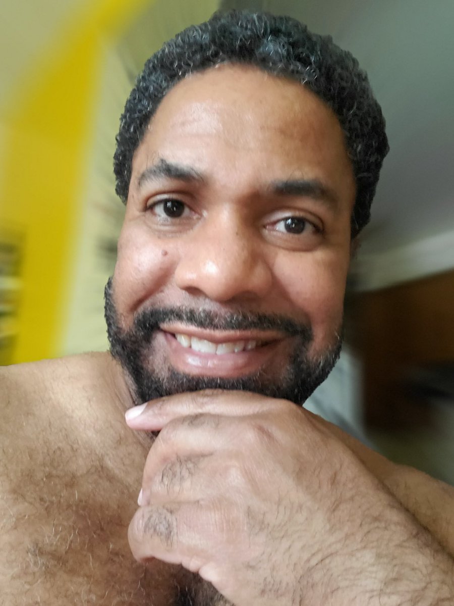 howiedmac's tweet image. I need a haircut... If I don't get one soon it'll be back to the braids or maybe dreads...🤣😂🤣#ronafro