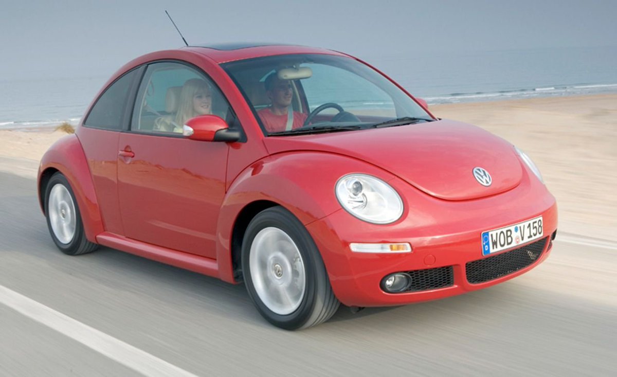 Маленькие иномарки. Фольксваген Битл 2006. Volkswagen New Beetle 2005. 2006 Volkswagen New Beetle. Фольксваген New Beetle 2000 год.