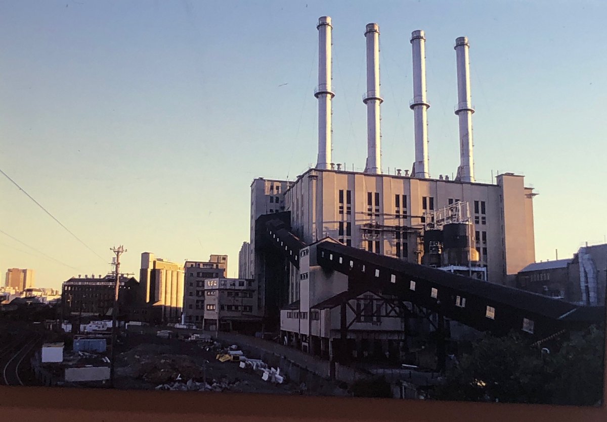 PhilipThalis's tweet photo. #lostSydney
mighty Pyrmont Powerhouse was one of 5 great such industrial structures in Sydney in 1980s
Knocked down in 90’s for Star casino- surely retaining & adapting its vast volume would have been better that the tawdry & ever-accreting pile there now!
#publicsydneydemolished https://t.co/fSb3vUy23f