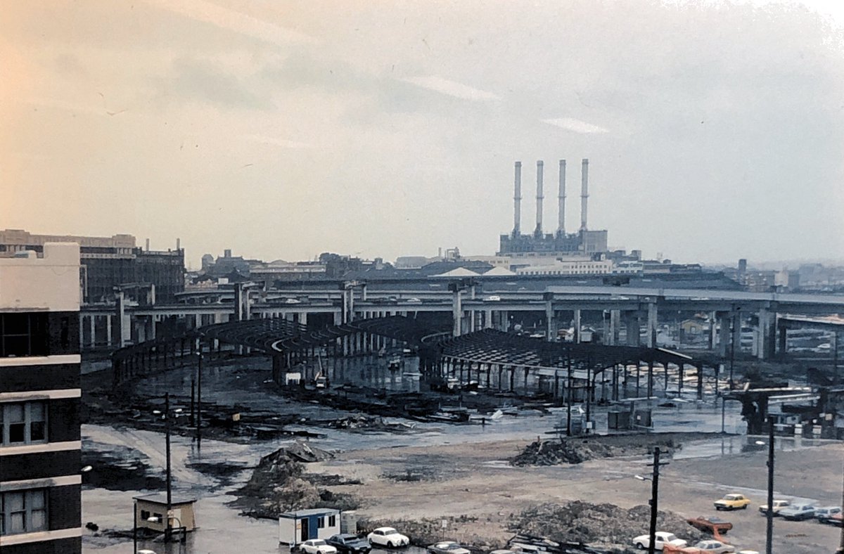 PhilipThalis's tweet photo. #lostSydney
mighty Pyrmont Powerhouse was one of 5 great such industrial structures in Sydney in 1980s
Knocked down in 90’s for Star casino- surely retaining & adapting its vast volume would have been better that the tawdry & ever-accreting pile there now!
#publicsydneydemolished https://t.co/fSb3vUy23f